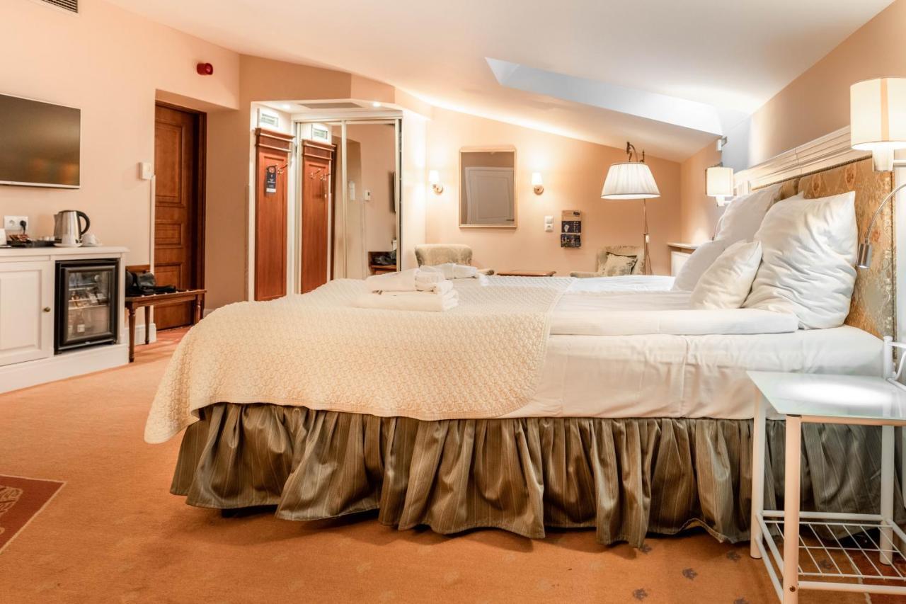Hotel Polski Pod Bialym Orlem Краков Экстерьер фото A bed with a bed skirt