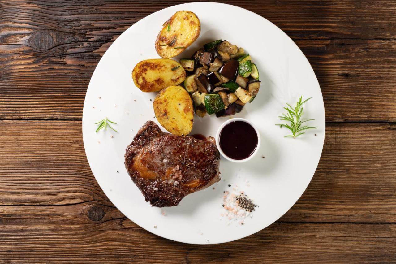 Hotel Polski Pod Bialym Orlem Краков Экстерьер фото A steak with vegetables