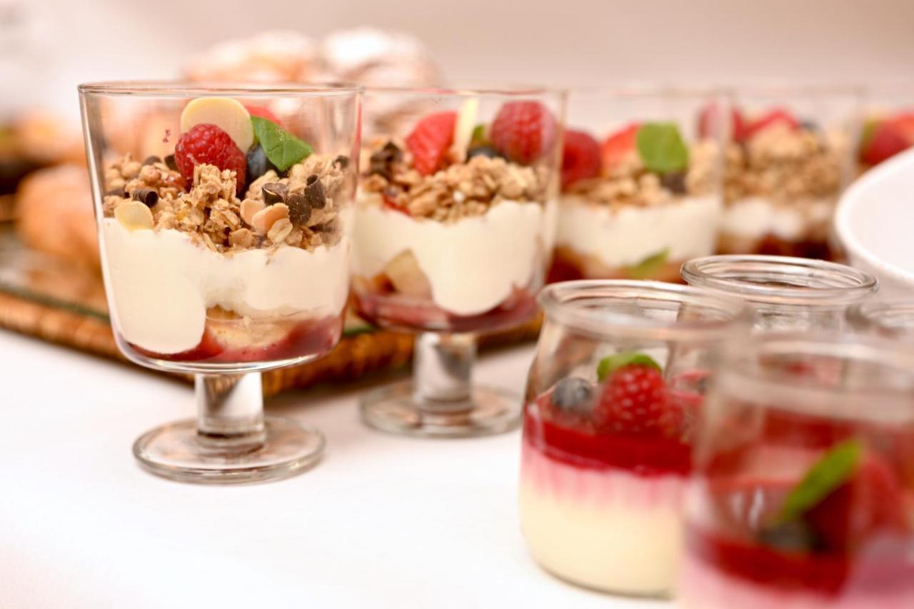 Hotel Polski Pod Bialym Orlem Краков Экстерьер фото Fruit and yogurt parfait